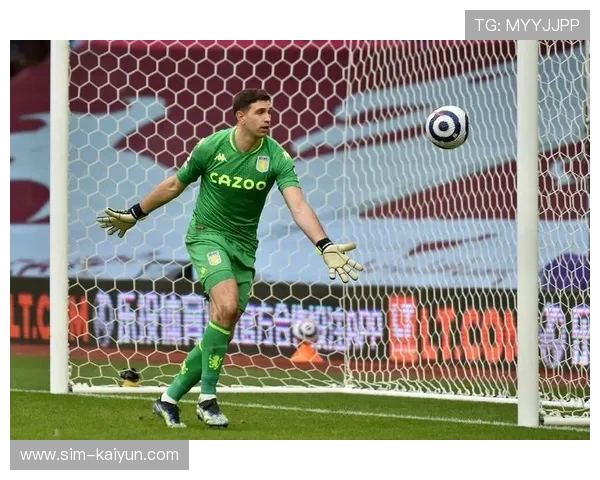 特写镜头：马丁内斯扑救后怒吼，展现门将领袖气质